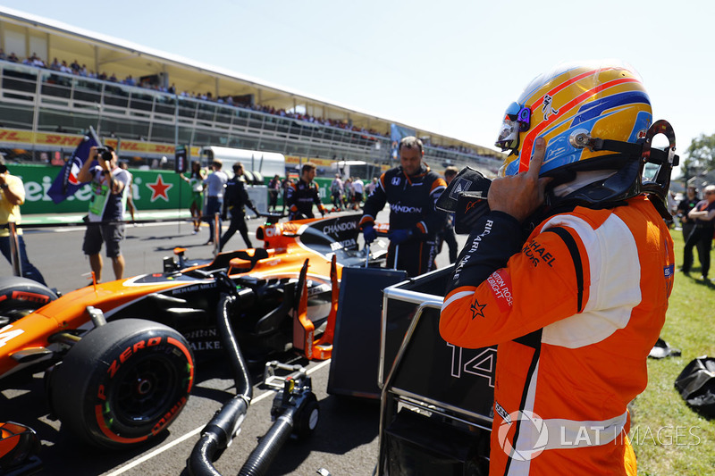 Fernando Alonso, McLaren MCL32 gets ready