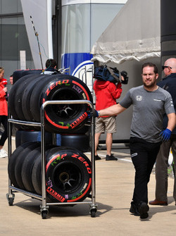 McLaren mechanic, Pirelli tyres