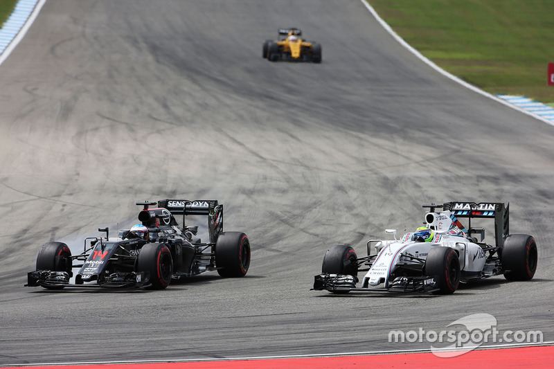 Fernando Alonso, McLaren MP4-31 e Felipe Massa, Williams FW38 lottano per la posizione