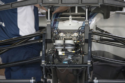 Williams FW40 ön süspansiyon detay