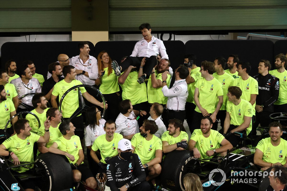 Toto Wolff, Executive Director (Business), Mercedes AMG, dan tim Mercedes merayakan kesuksesan lain di Kejuaraan Dunia