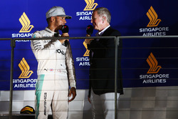 (Da sx a dx): Lewis Hamilton, Mercedes AMG F1 con Martin Brundle, Commentatore Sky Sports sul podio
