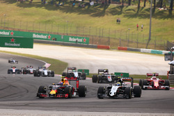 Max Verstappen, Red Bull Racing RB12 en Sergio Perez, Sahara Force India F1 VJM09 strijden om positie