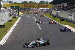 Lewis Hamilton, Mercedes AMG F1 W08, Carlos Sainz Jr., Scuderia Toro Rosso STR12, Fernando Alonso, McLaren MCL32