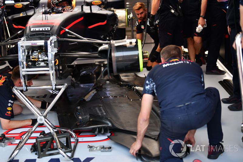 Max Verstappen, Red Bull Racing RB13, floor change in the garage