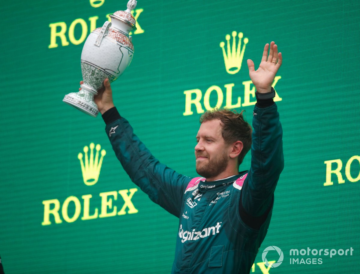 Sebastian Vettel, Aston Martin, celebra su segunda posición.