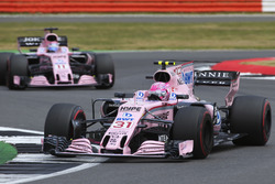 Esteban Ocon, Sahara Force India F1 VJM10, Sergio Perez, Sahara Force India F1 VJM10
