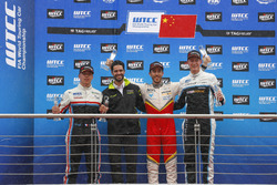 Podium: Race winner Esteban Guerrieri, Campos Racing, Chevrolet RML Cruze TC1, second place Yann Ehr