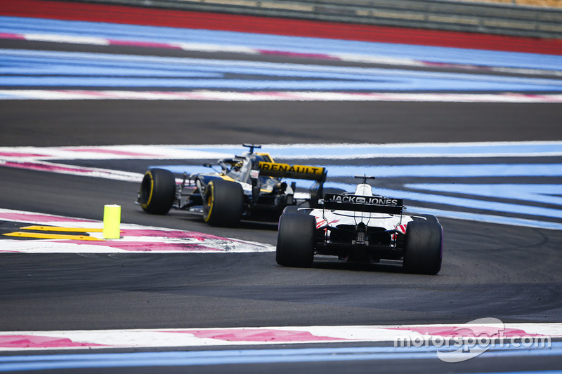 Nico Hulkenberg, Renault Sport F1 Team R.S. 18, devant Romain Grosjean, Haas F1 Team VF-18