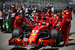 Sebastian Vettel, Ferrari SF71H, arriva in griglia