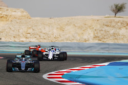 Valtteri Bottas, Mercedes AMG F1 W08; Felipe Massa, Williams FW40; Fernando Alonso, McLaren MCL32
