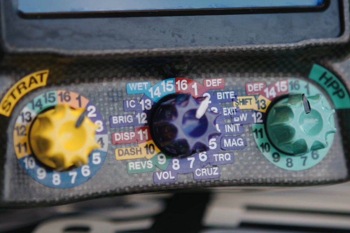 Detalle del volante del Mercedes W12