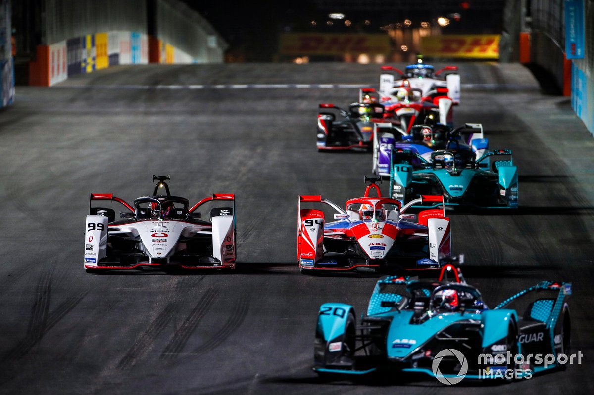 Pascal Wehrlein, Tag Heuer Porsche, Porsche 99X Electric battles with Alex Lynn, Mahindra Racing, M7Electro behind Mitch Evans, Panasonic Jaguar Racing, Jaguar I-Type 5