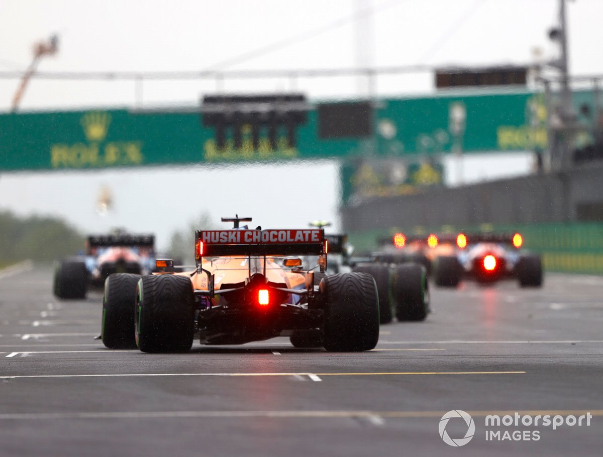 Daniel Ricciardo, McLaren MCL35M, toma su lugar en la parrilla de salida.