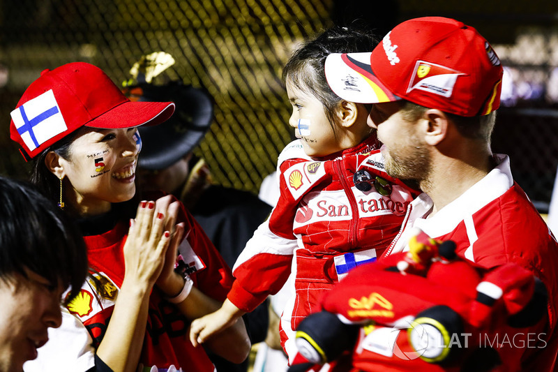 Sebastian Vettel, Ferrari, con fan