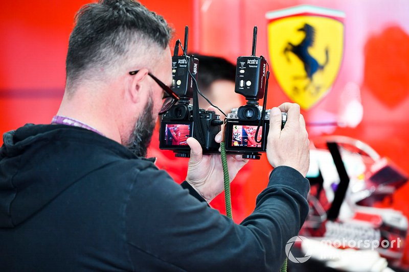 Kamerawan di garasi Scuderia Ferrari Formula 1