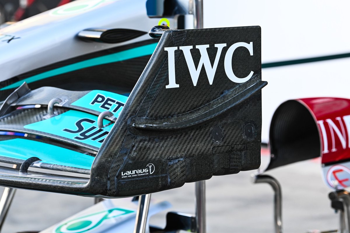Detalle de la nariz y del alerón delantero del Mercedes W13