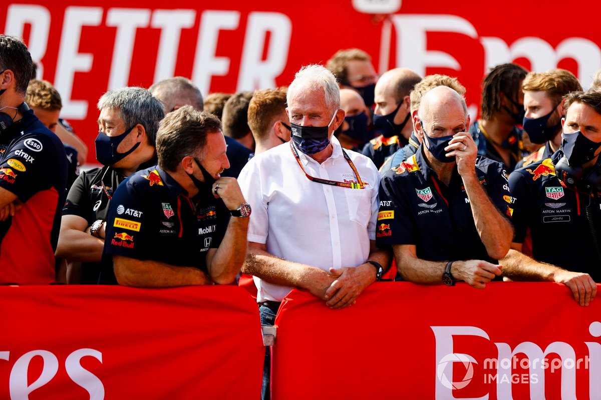 Penasehat Red Bull Racing Helmut Marko (kemeja putih) berbincang dengan prinsipal tim, Christian Horner dalam sebuah kesempatan.