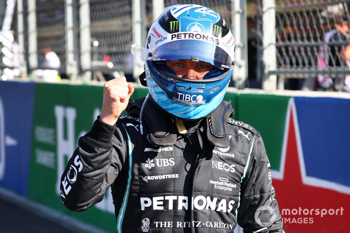 Le poleman Valtteri Bottas, Mercedes, dans le parc fermé