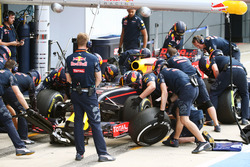 Daniel Ricciardo, Red Bull Racing RB12 practices a pit stop
