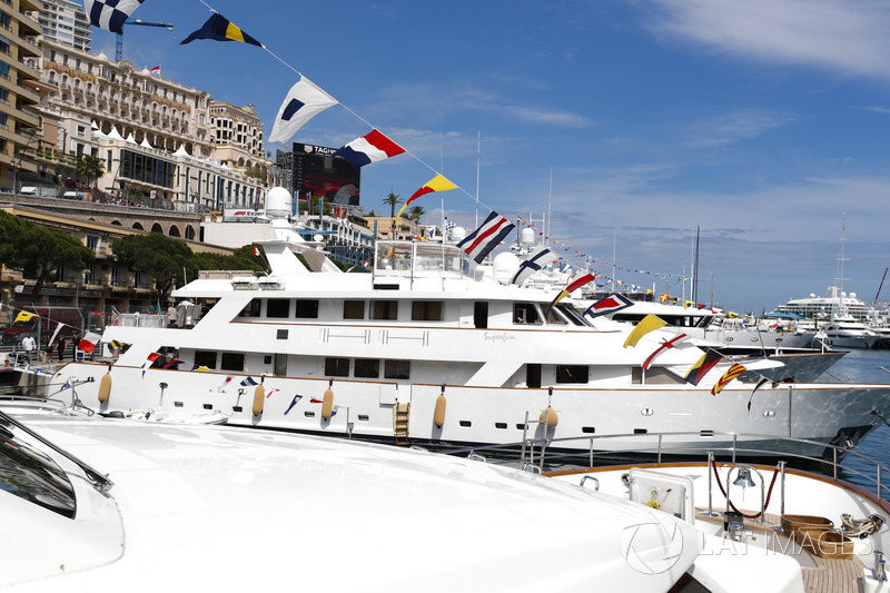 Yachts et bateaux dans le port