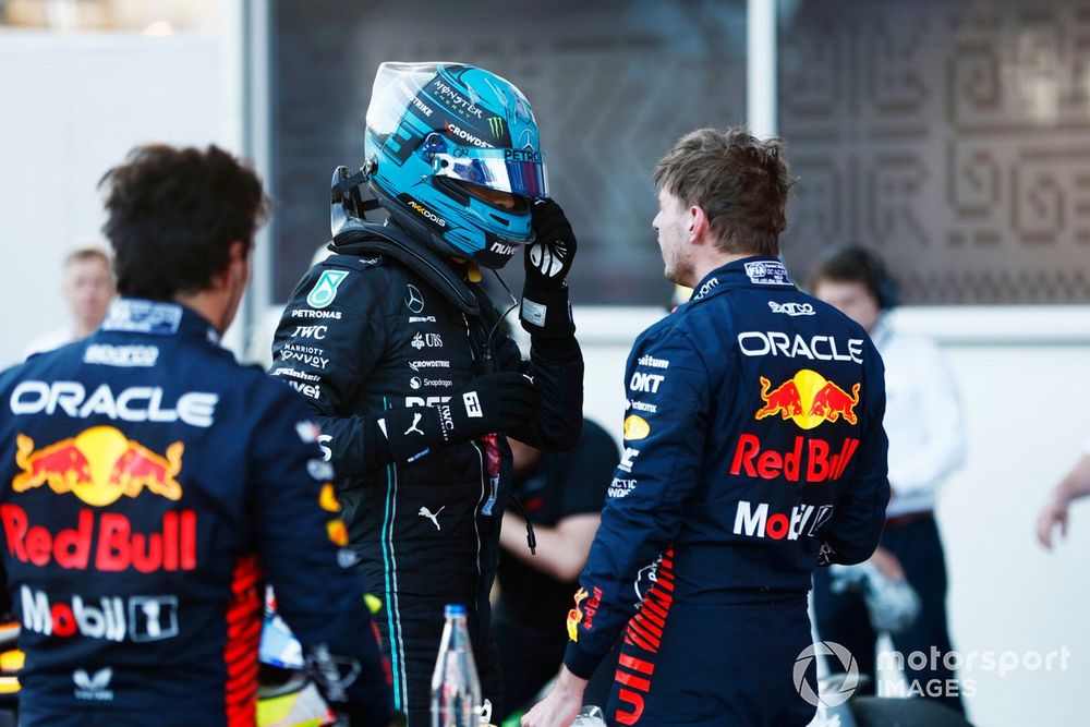 Max Verstappen, Red Bull Racing, reclama a George Russell, Mercedes-AMG, en Parc Ferme tras la carrera Sprint.