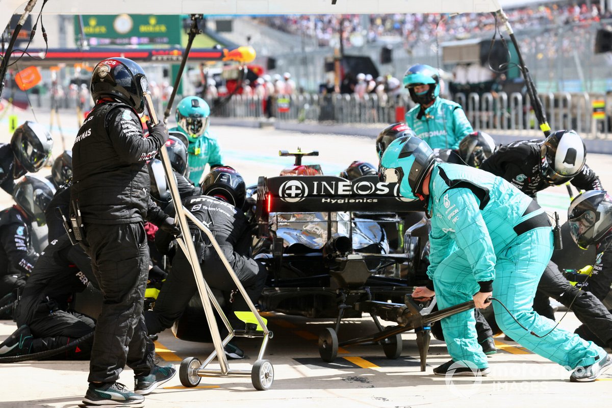 Valtteri Bottas, Mercedes W12, saat melakukan pitstop
