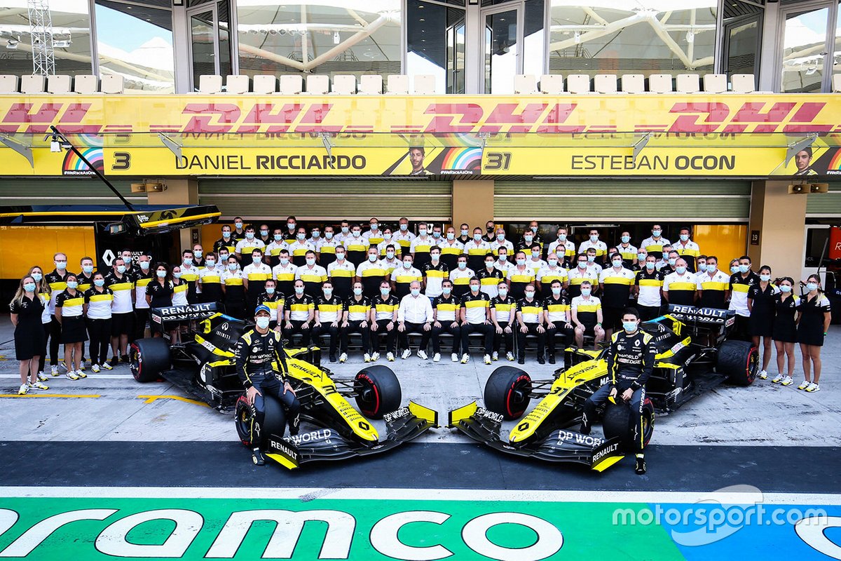 Seluruh staf Renault F1 berfoto dengan Daniel Ricciardo dan Esteban Ocon usai GP Abu Dhabi.