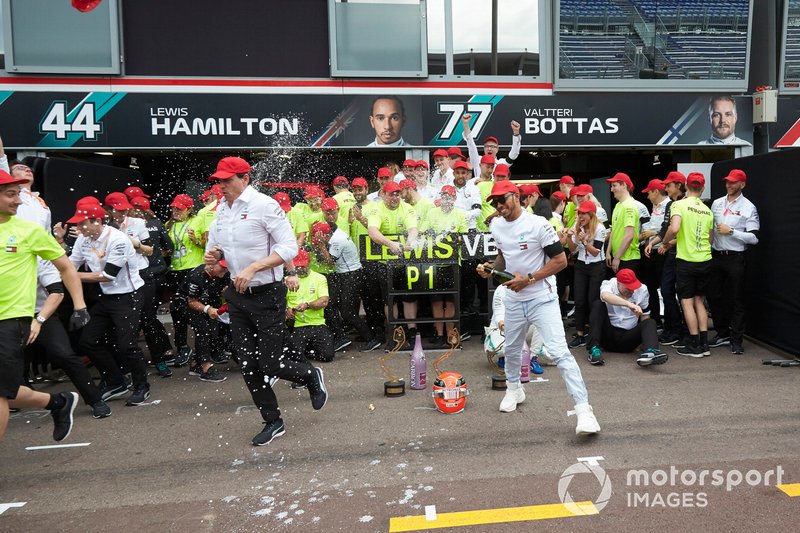 Lewis Hamilton, Mercedes AMG F1, 1st position, Valtteri Bottas, Mercedes AMG F1, 3rd position, Toto Wolff, Executive Director (Business), Mercedes AMG, and the Mercedes team celebrate victory