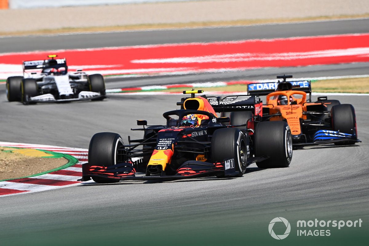 Alex Albon, Red Bull Racing RB16, leads Carlos Sainz Jr., McLaren MCL35, and Pierre Gasly, AlphaTauri AT01