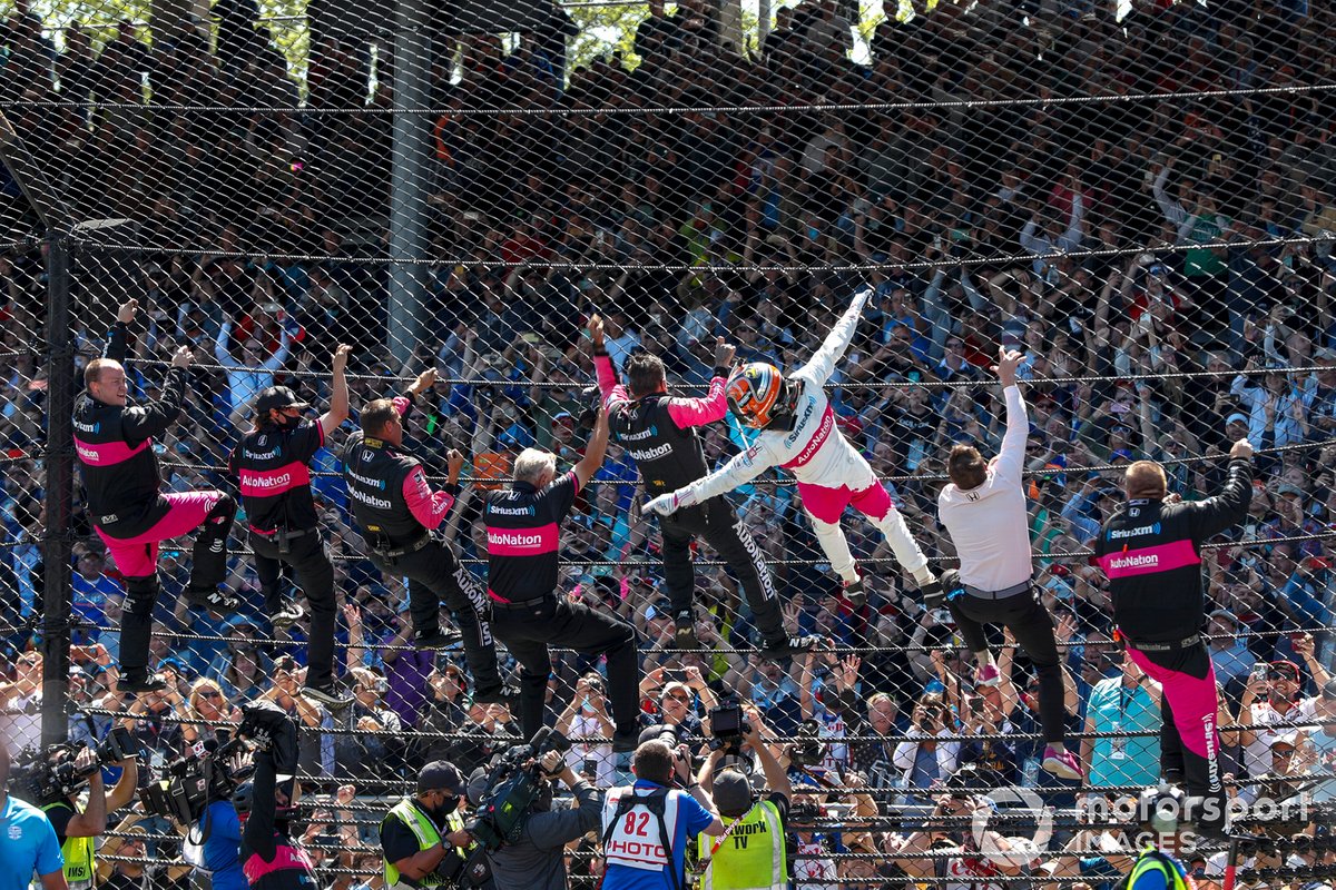 Race winner Helio Castroneves, Meyer Shank Racing Honda celebrates his victory