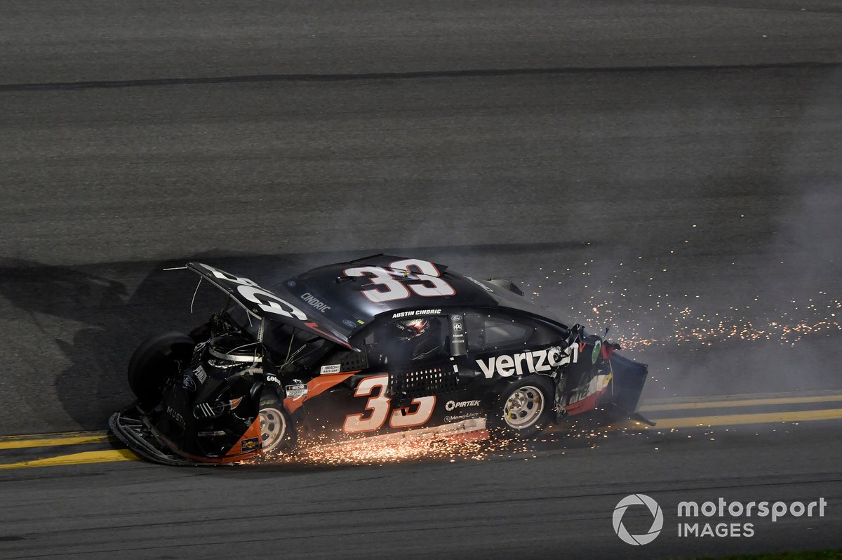 Ford Mustang Verizon 5G andalan pembalap Team Penske, Austin Cindric, mengalami kecelakaan sehingga mesinnya terbakar dalam satu ajang balap NASCAR.