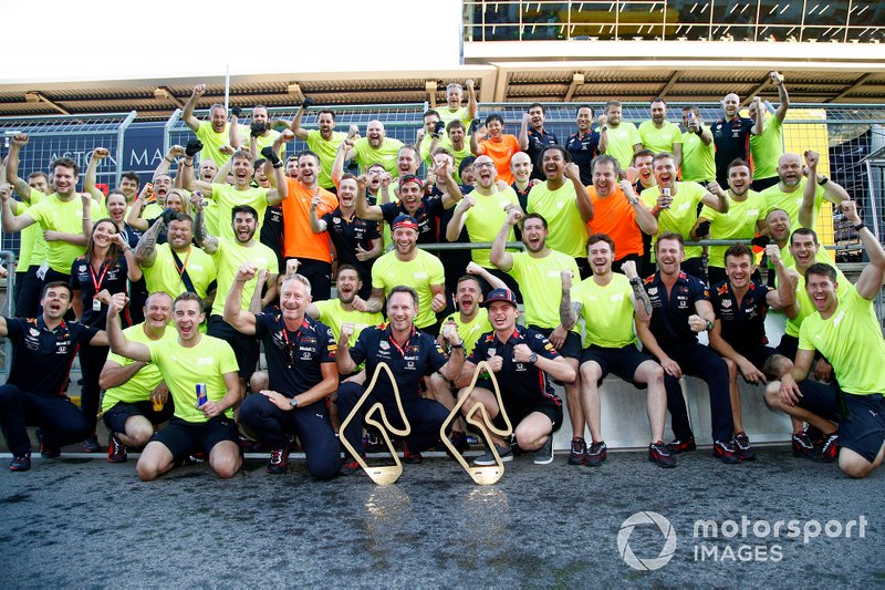 Christian Horner et Max Verstappen, Red Bull Racing, fêtent la victoire avec l'équipe