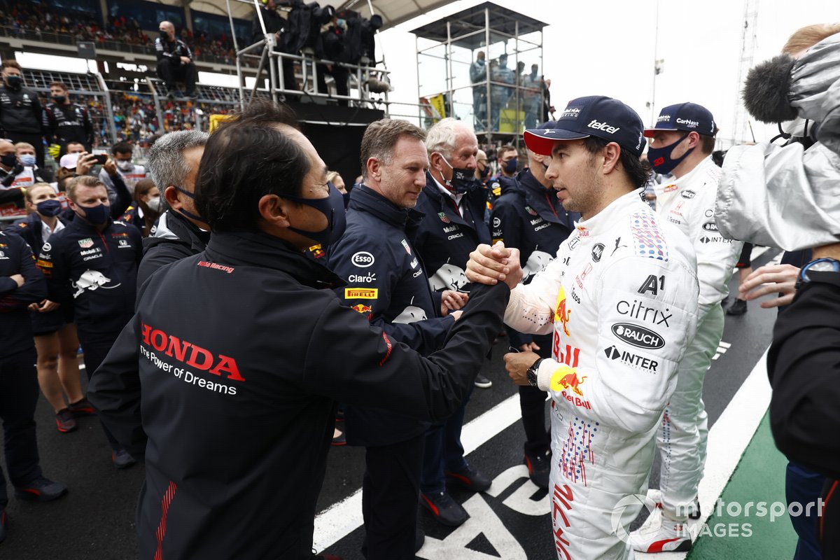 Toyoharu Tanabe, F1 Director técnico, Honda, felicita a Sergio Pérez.