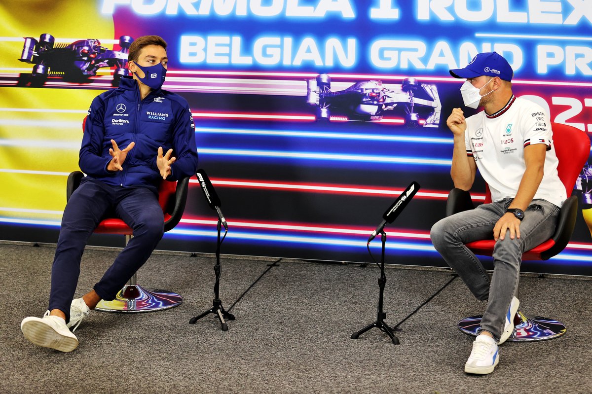 George Russell, Williams, y Valtteri Bottas, Mercedes, en la conferencia de prensa de Spa.