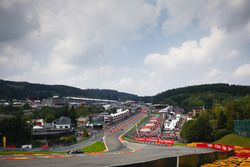 Kevin Magnussen, Haas F1 Team VF-17, on the formation lap