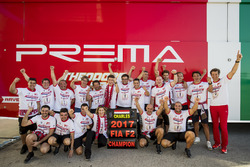 Charles Leclerc, PREMA Powerteam, Antonio Fuoco, PREMA Powerteam takım ile kutlama yapıyor
