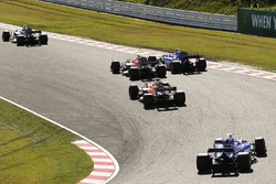 Nico Hulkenberg, Renault Sport F1 Team RS17, Marcus Ericsson, Sauber C36, Fernando Alonso, McLaren M