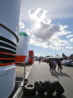 Pirelli-banden in de paddock