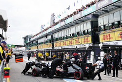 Jenson Button, McLaren MP4-31, in der Box