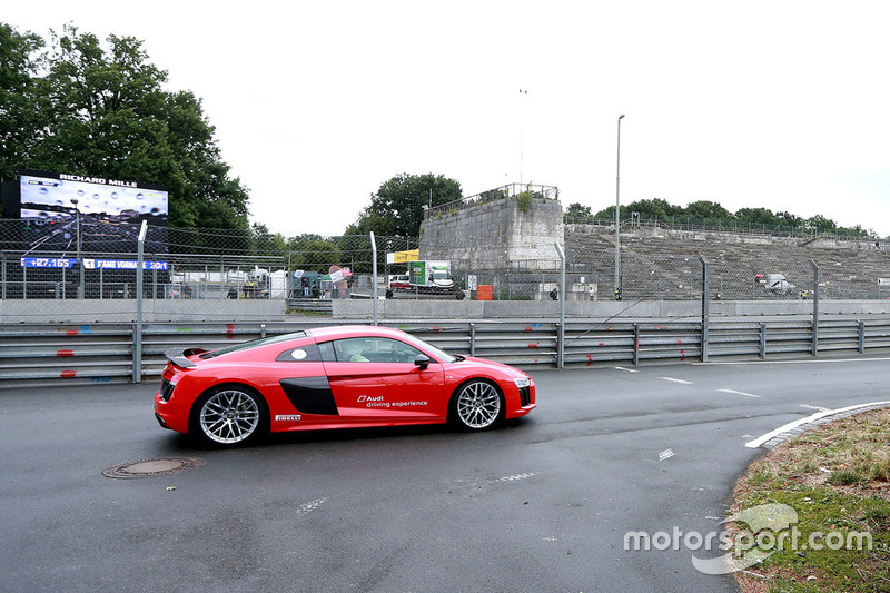Audi demo with Loic Duval and Julia Spacek