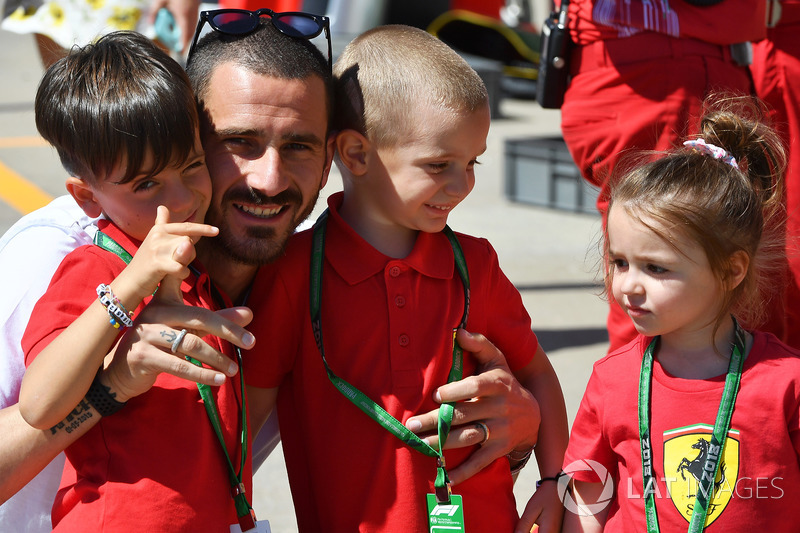 Футболіст Леонардо Бонуччі, уболівальники Ferrari