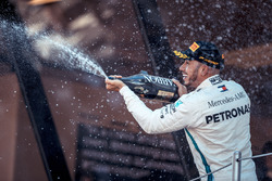 Race winner Lewis Hamilton, Mercedes-AMG F1 celebrates on the podium with the champagne