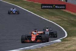 Fernando Alonso, McLaren MCL32, Kevin Magnussen, Haas F1 Team VF-17