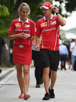 Sebastian Vettel, Ferrari, con Britta Roeske