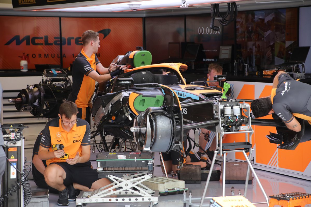El McLaren MCL36 en el garaje