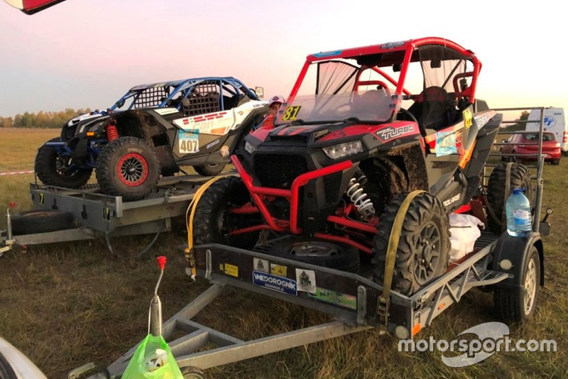 На відміну від стандартних джипів UTV на трасу доставлялися як і справжні спортсмени