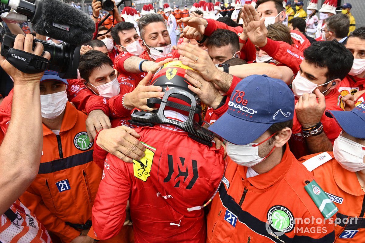 Carlos Sainz Jr., Ferrari, 2nd position, dan kru Ferrari di Parc Ferme