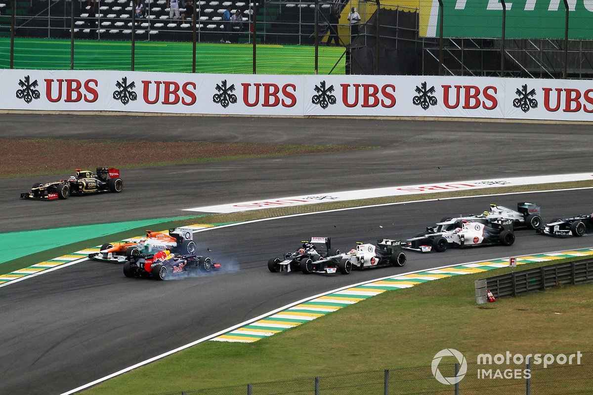 Bruno Senna, Williams FW34, Sebastian Vettel, Red Bull Racing RB8 y Sergio Pérez, Sauber C31 se tocan en la salida