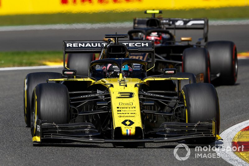 Даниэль Риккардо, Renault Sport F1 Team R.S.19, и Кевин Магнуссен, Haas F1 Team VF-19